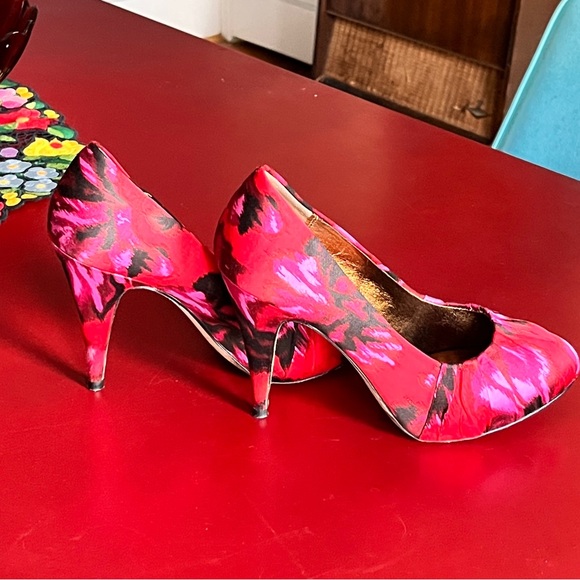 Cynthia Vincent silk floral pumps 6.5! - Picture 4 of 10